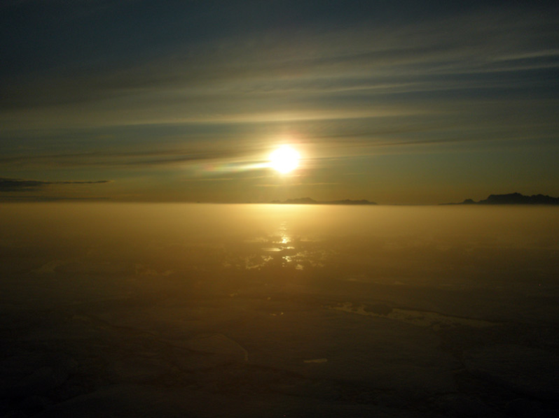 Sol-taage-og-isfyldt-farvand-i-oestgroenland.jpg
